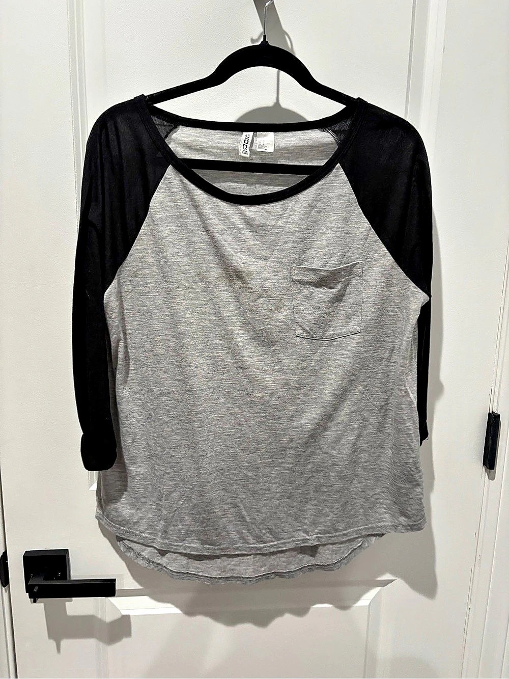 H&Medium Raglan Long Sleeve Gray & Black Size Medium